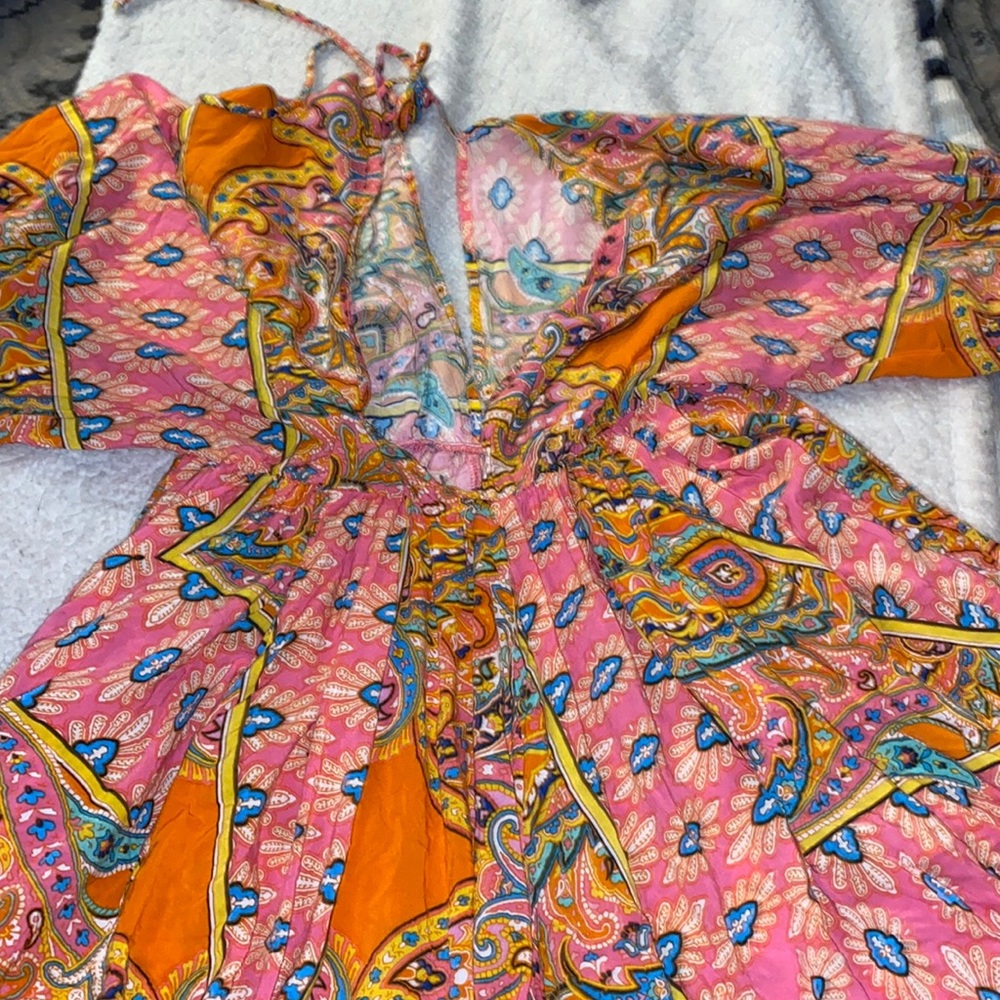 Colorful print dress / top depending on your height lol in good condition. vneck